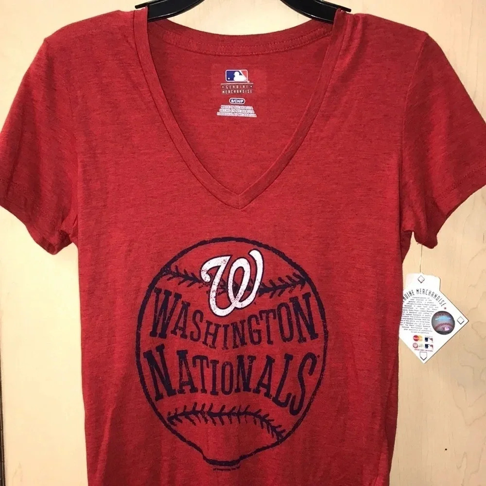 Washington Nationals Size Small Red V-Neck Major League T-shirt. New With Tags